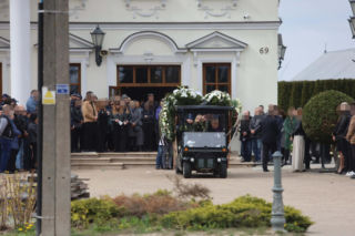 Porwali i skatowali Adriana z Ciechanowa. Bliscy żegnają 23-latka