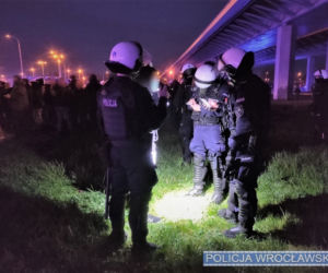 Derby Dolnego Śląska: Kibice zgromadzili się pod stadionem. W kierunku policjantów poleciały race 