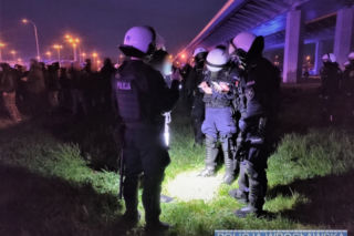 Derby Dolnego Śląska: Tłum kibiców pod stadionem. W kierunku policjantów poleciały race 