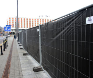 Grodzą Pl. Piłsudskiego potężnym płotem