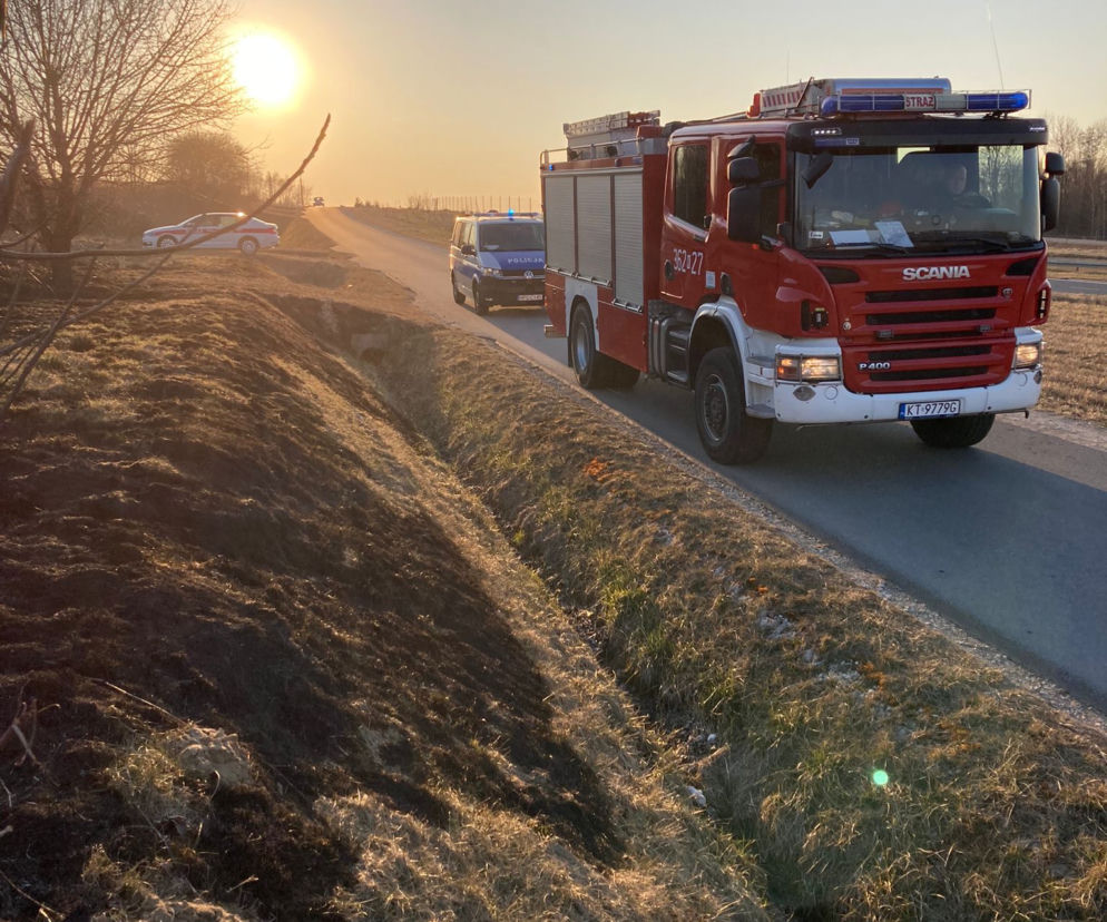 Pożar trawy w Zaczarniu. Nie żyje mężczyzna
