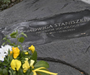 Tak wygląda grób prof. Jadwigi Staniszkis dwa lata po śmierci