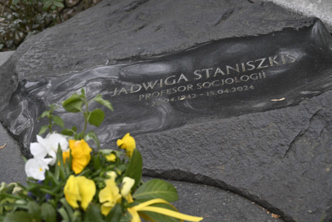 Tak wygląda grób prof. Jadwigi Staniszkis dwa lata po śmierci
