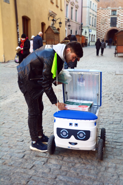  Warszawa miastem robotów. Parzą kawę, przynoszą paczki, dostarczają pizzę i śpiewają Sto lat