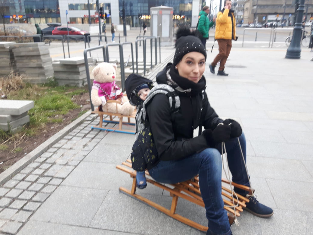 Skąd LUDZIE Z SANKAMI w centrum miasta?