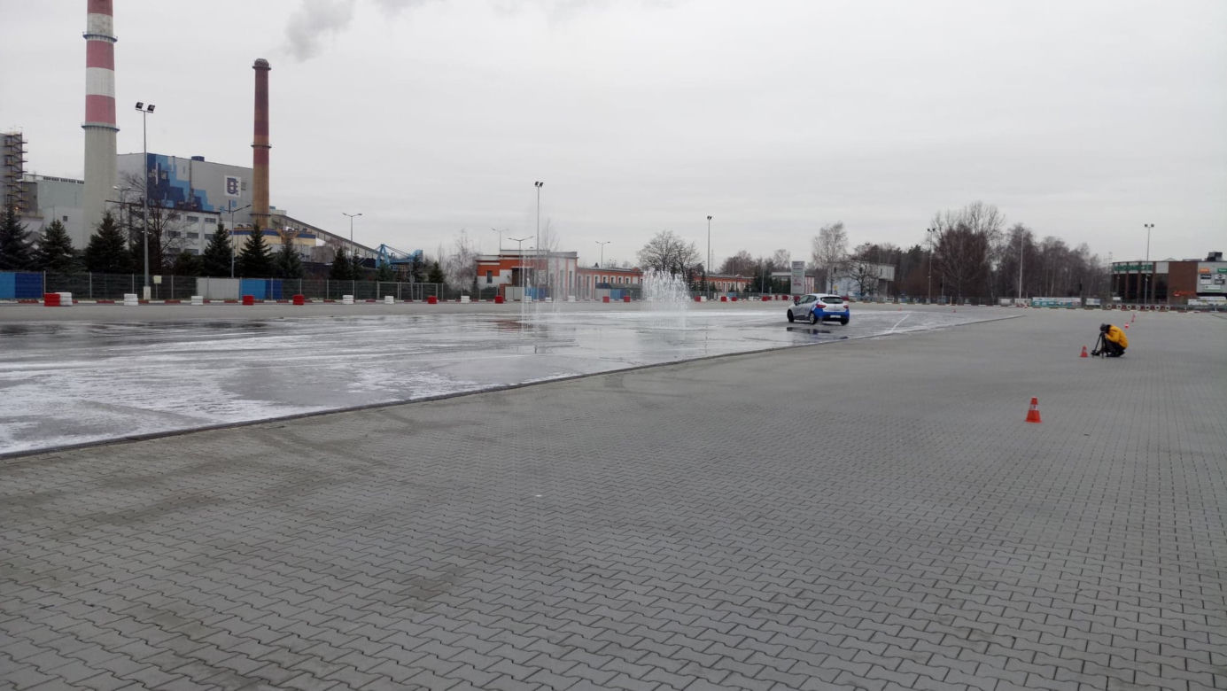 Na drogach ślisko. Jest więcej wypadków. Jak temu zapobiec?