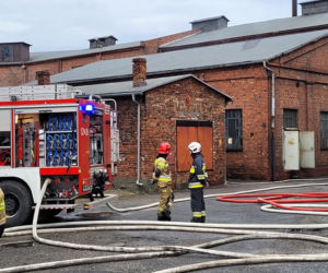 Gigantyczny pożar na Dworcowej. Na miejscu pracuje 15 zastępów
