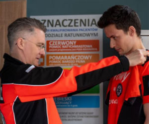Na sygnale, odcinek 909. Haker zyskuje zwolennika, a medycy toczą dramatyczną walkę o życie