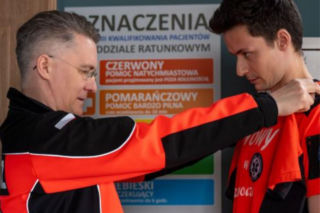 Na sygnale, odcinek 909. Haker zyskuje zwolennika, a medycy toczą dramatyczną walkę o życie