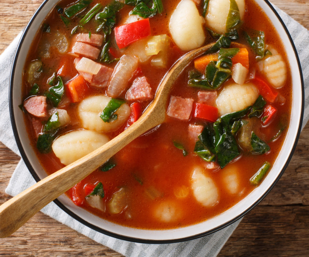 Pomidorowa z gotowymi kluskami gnocchi i kiełbasą - wybitnie smaczna