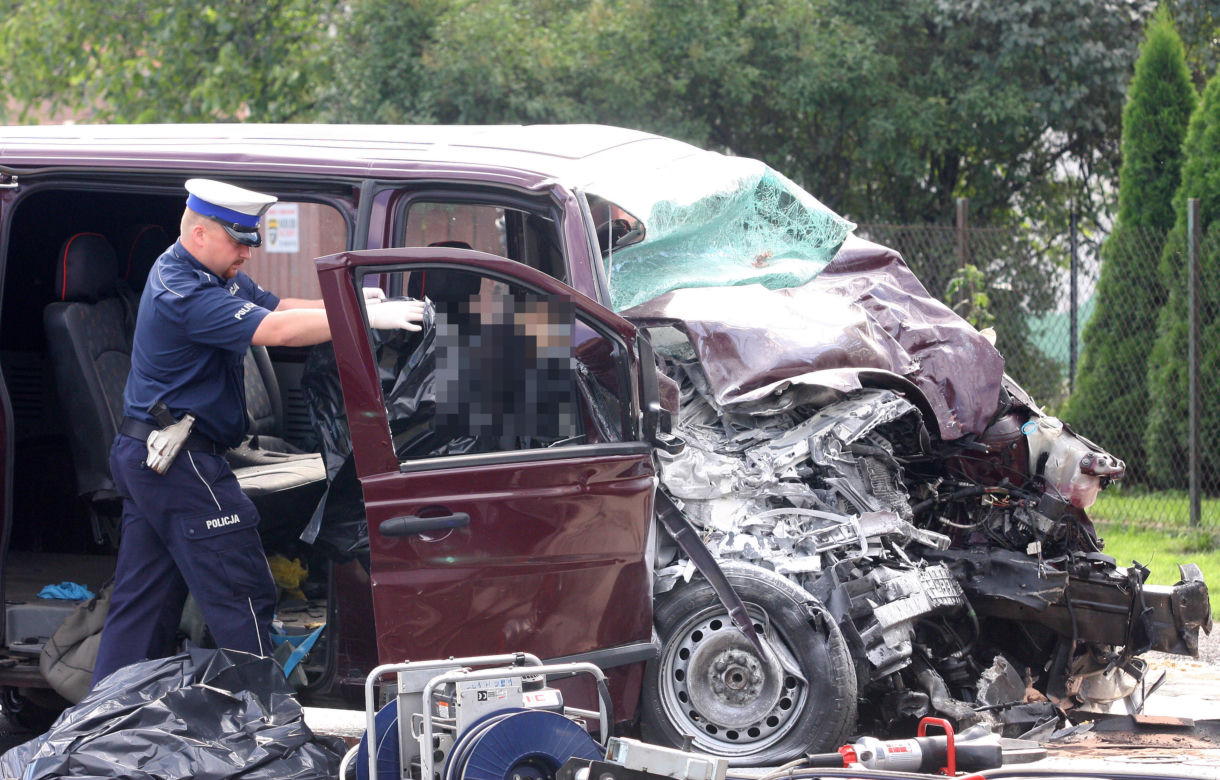 Konstancin Jeziorna: Tragiczny wypadek. Mercedes zderzył się z tirem