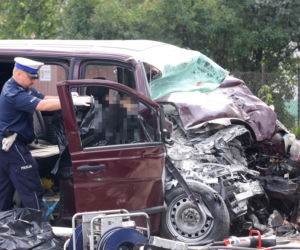 Konstancin Jeziorna: Tragiczny wypadek. Mercedes zderzył się z tirem