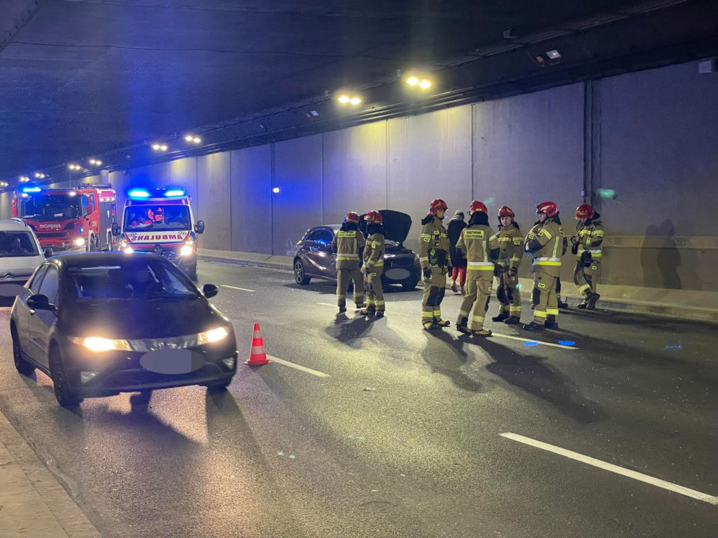 Gigantyczne utrudnienia w tunelu! Trzy osoby ranne. Makabra na Wybrzeżu Kościuszkowskim