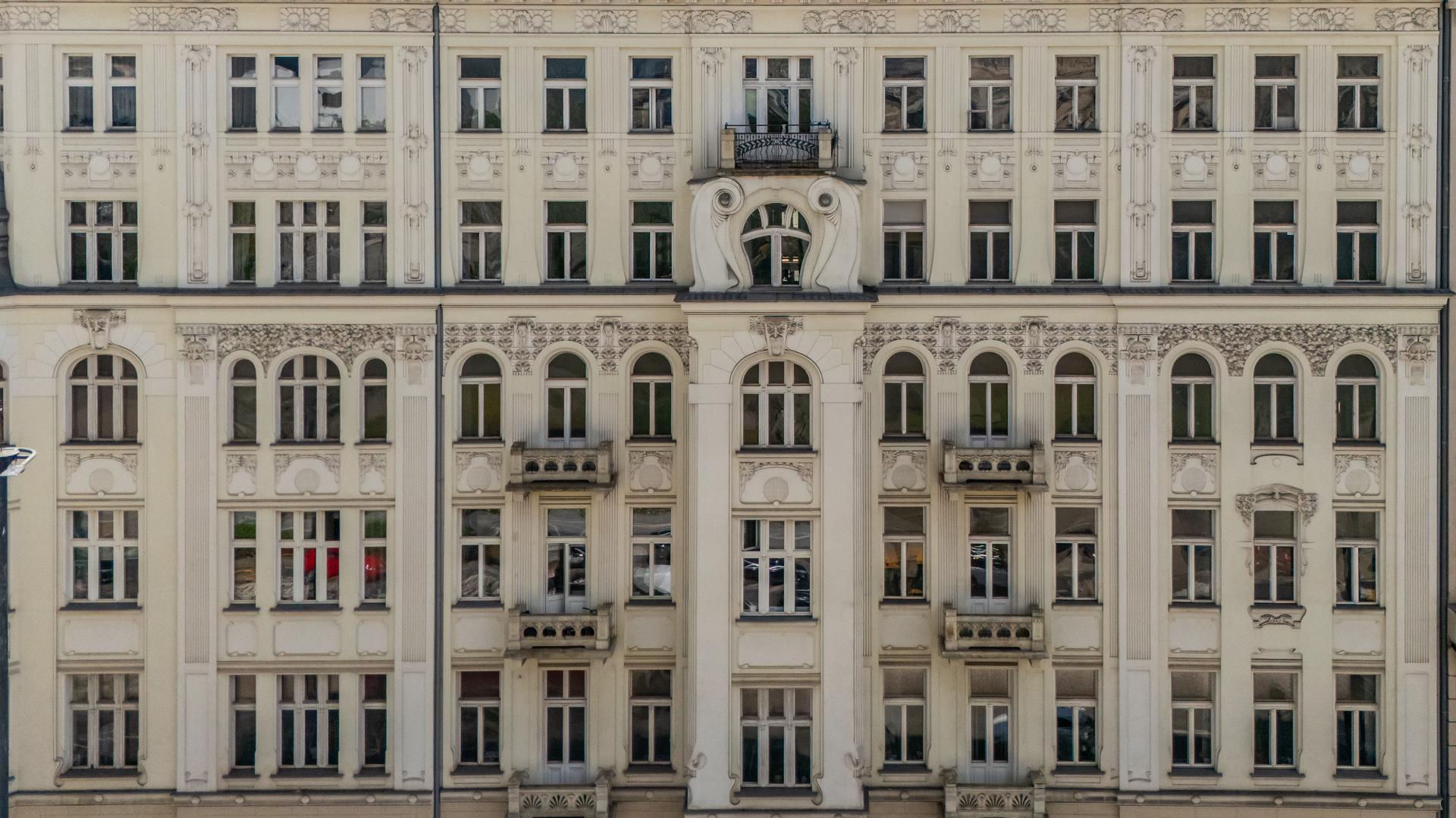 Południowa pierzeja Alej Jerozolimskich w centrum Warszawy