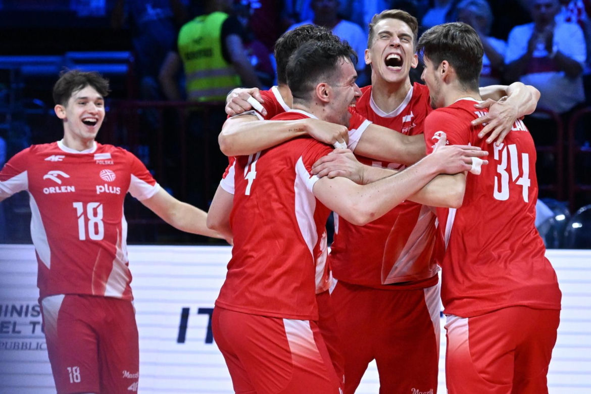 Siatkarze reprezentacji Polski podczas ceremonii dekorcji po meczu finałowym mistrzostw Europy z Francją