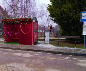 Romantyczny przystanek autobusowy w Moczyłach
