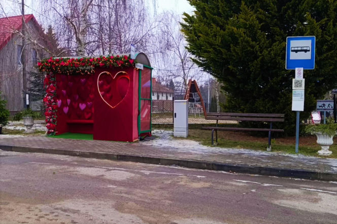 Romantyczny przystanek autobusowy w Moczyłach