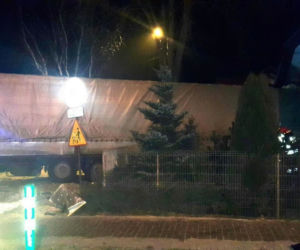 Tir wjechał w budynek mieszkalny