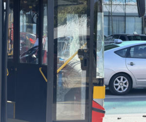 Ładował zepsutą karetkę na lawetę, urwał się uchwyt. Pojazd się stoczył do tyłu i przygniótł laweciarza do autobusu miejskiego. Mężczyzna walczy o życie