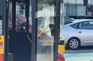 Ładował zepsutą karetkę na lawetę, urwał się uchwyt. Pojazd się stoczył do tyłu i przygniótł laweciarza do autobusu miejskiego. Mężczyzna walczy o życie