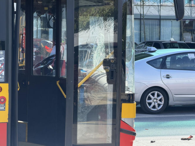 Ładował zepsutą karetkę na lawetę, został przygnieciony