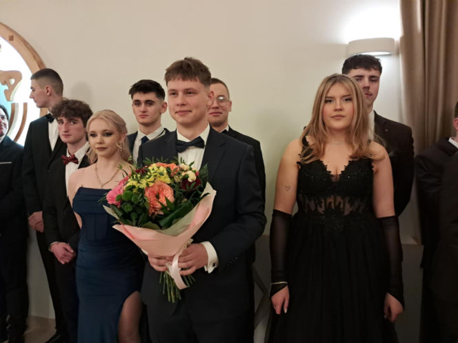 Studniówka 2026 maturzystów Zespołu Szkół Zawodowych nr 1 w Starachowicach