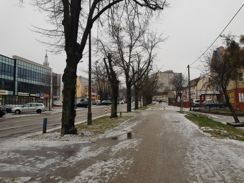 Gołoledź, marznące opady i oblodzone chodniki. Tak wyglądał poranek na drogach w Białymstoku