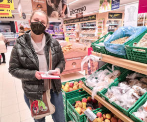 Sprzedali jej orzechy z robakami 