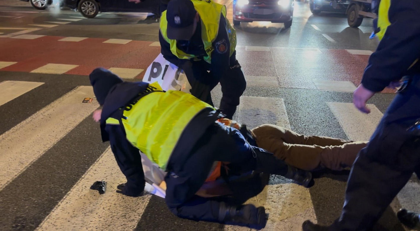 Warszawa. Ostatnie Pokolenie zablokowało Wisłostradę pod mostem Gdańskim. Aktywistów zabrała policja [ZDJĘCIA]