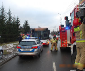 Dąbrowa Górnicza: Pijany kierowca kradzionym autem doprowadził do kolizji z autobusem. Dwie osoby zostały ranne [ZDJĘCIA]