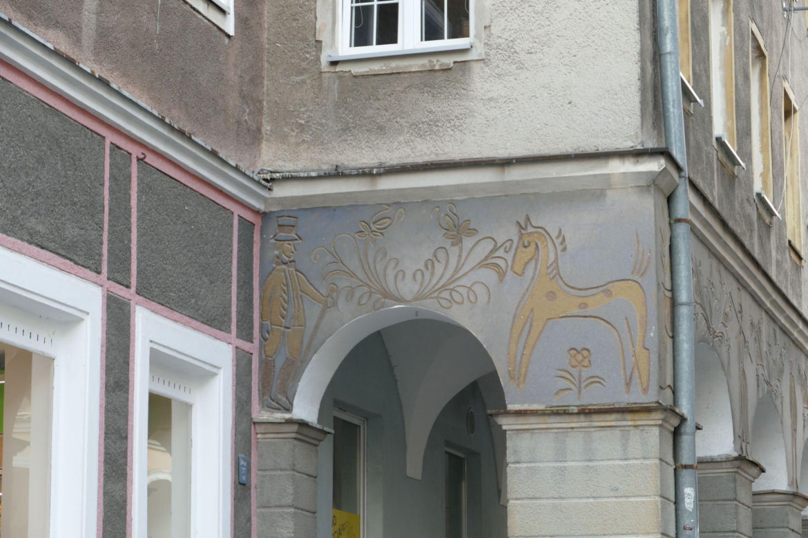 Sgraffito na elewacji. Skąd pochodzi technika sgraffito? Jak powstaje sgraffito? 