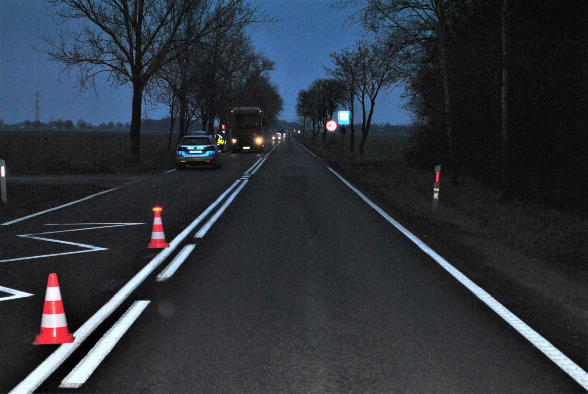 Koszmarna na DK 15 w Wymysłowicach! 21-latka nagle wbiegła pod koła auta! Zginęła na miejscu [ZDJĘCIA]