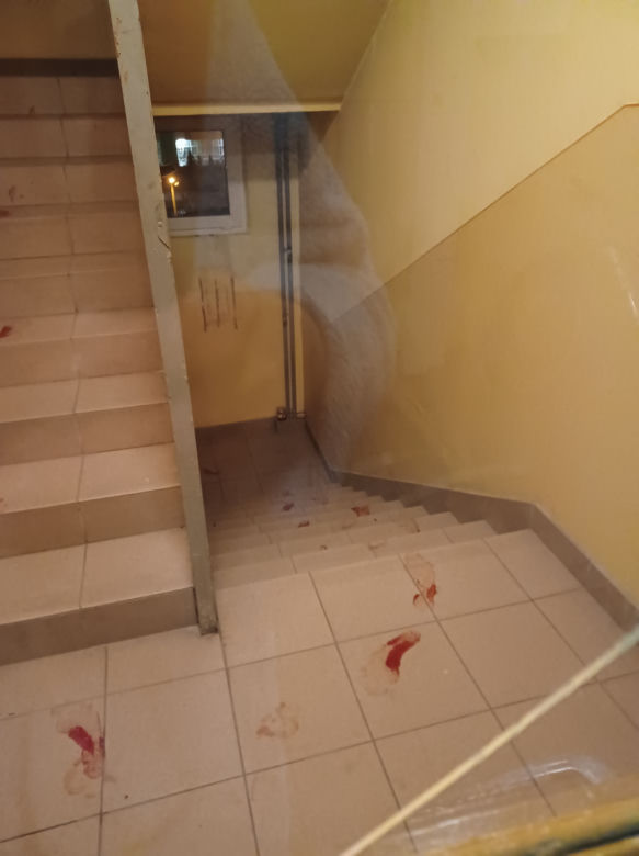 30-latek gołymi rekami rozbijał szyby na osiedlu w Bielsku-Białej. Klatka schodowa wygląda jak po rzezi