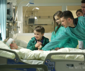 M jak miłość odc. 1221. Joasia (Barbara Kurdej-Szatan), Tomek (Andrzej Młynarczyk), Wojtuś (Feliks Matecki), Zosia (Julia Wróblewska)
