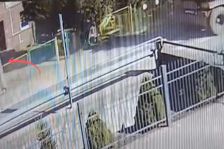 Sceny jak z Oszukać przeznaczenie pod szkołą! Kłoda drewna spadła tuż przy wejściu