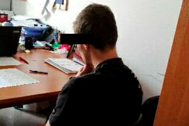 Terroryzował pasażerów pociągu pistoletem i kastetem