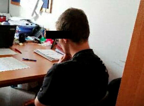 Terroryzował pasażerów pociągu pistoletem i kastetem