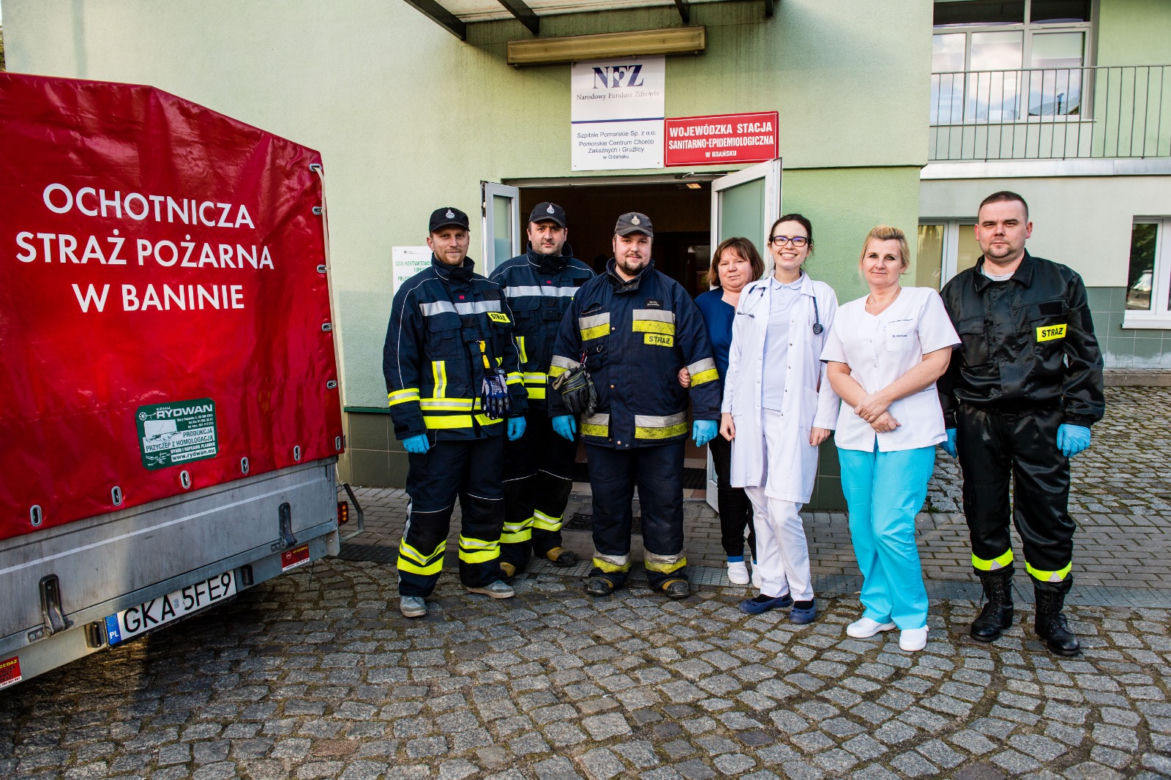 Strażacy w OSP Banino dostarczają sprzęt do szpitali w Gdańsku
