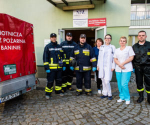 Strażacy w OSP Banino dostarczają sprzęt do szpitali w Gdańsku
