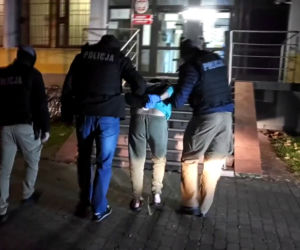 Kozienice: ZADŹGAŁ 25-letnią byłą dziewczynę. Złapali go w POŚCIGU, wjechał w radiowóz