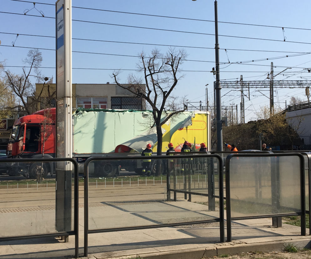 Tir nie zmieścił się pod wiaduktem