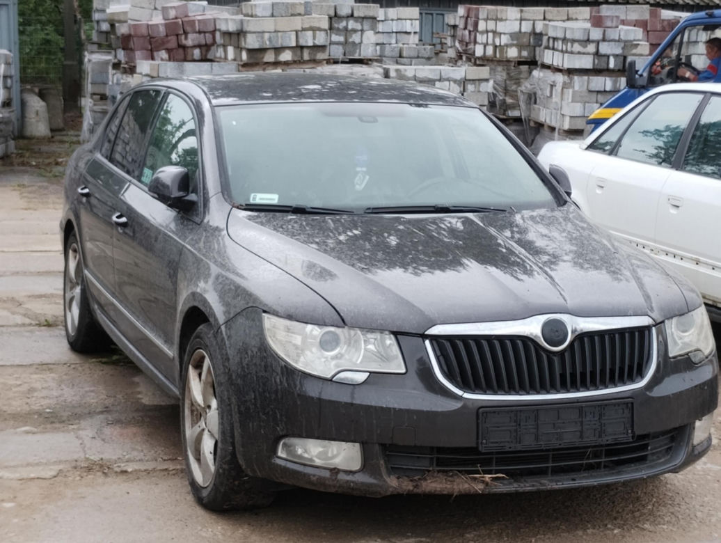 Drogowcy znów sprzedają wraki z ulicy. Wśród nich jest Chrysler w kwiatki