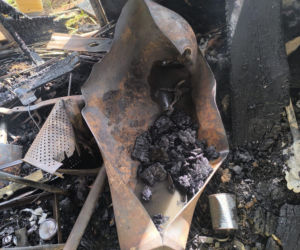 Potężny pożar pod Jaworem. Auta płonęły, dwie osoby ranne po próbie walki z żywiołem