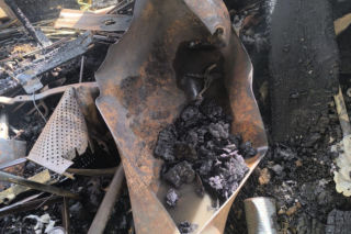 Potężny pożar pod Jaworem. Auta płonęły, dwie osoby ranne po próbie walki z żywiołem