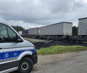 Zderzenie ciężarówki z pociągiem pod Suwałkami. Kierowca trafił do szpitala