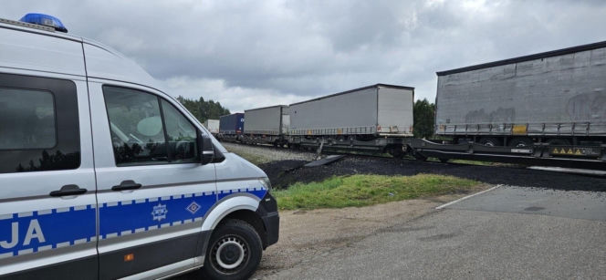 Groźny wypadek. Pociąg towarowy staranował ciężarówkę