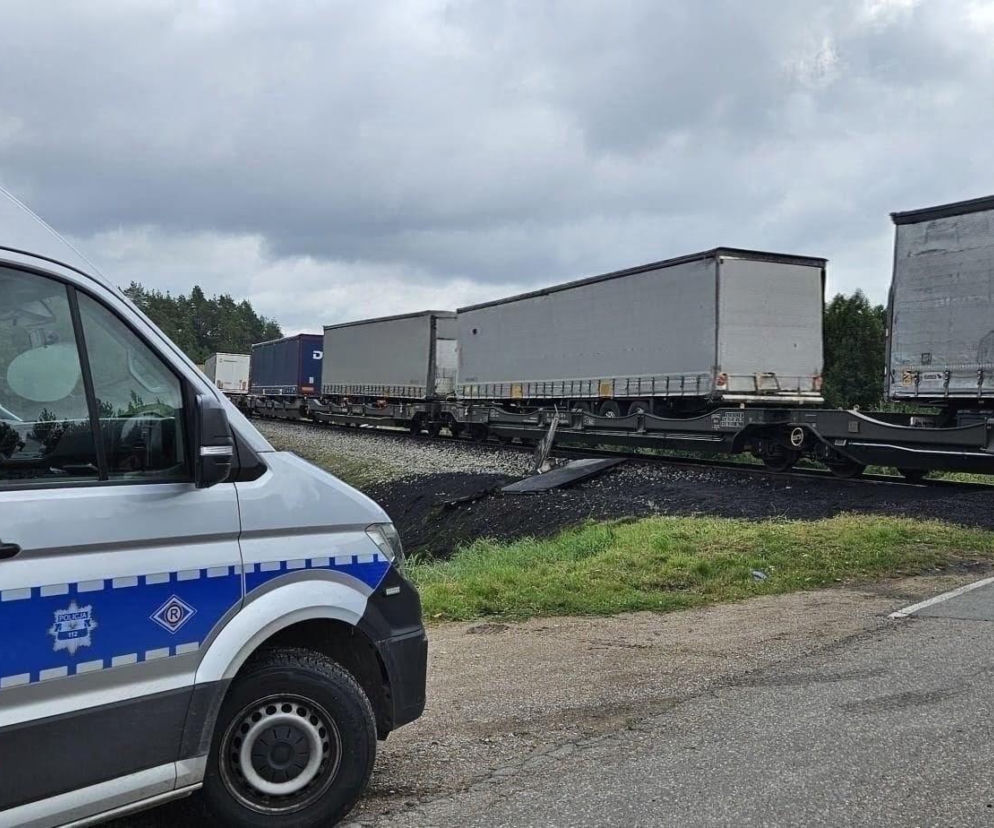 Zderzenie ciężarówki z pociągiem pod Suwałkami. Kierowca trafił do szpitala