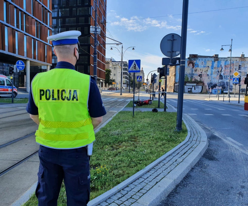 Tragiczny wypadek motocykla na Kilińskiego w Łodzi. Kierowca pijany, pasażer uderzył głową w sygnalizator i ZGINĄŁ