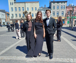 Polonez maturzystów z I LO na rynku w Ostrzeszowie