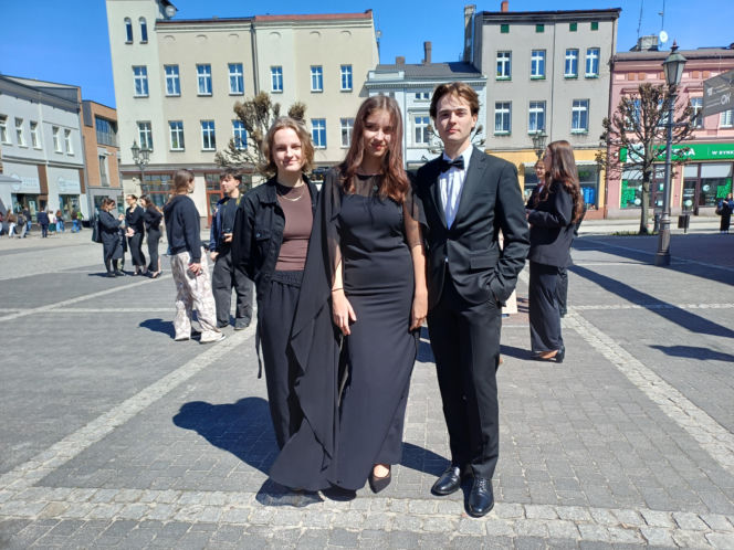 Polonez maturzystów z I LO na rynku w Ostrzeszowie